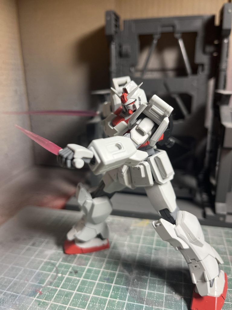 主な改造箇所は、頭部(ガンダムビヨンドグローバル)、フロントスカート(オリジンガンダム)、スリッパパーツ(オリジンガンダム)、シールド(オリジンガンダム)、バックパック(GMGM)です。全部無改造でポン付けできたので割と改造はらくでした。お腹にバルカン砲があるので頭部のバルカン砲は潰しておきました。名前の由来はアプサラス戦で損壊したez8を改修してリメイクしたことから命名しました。