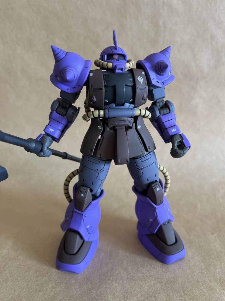 今回サーフェイサーをはじめて使いました。ボディの茶色はガンダムマーカー MSVのダークブラウンを使っています。思ったよりダークじゃなかったのが良い誤算で色合いには満足しています。