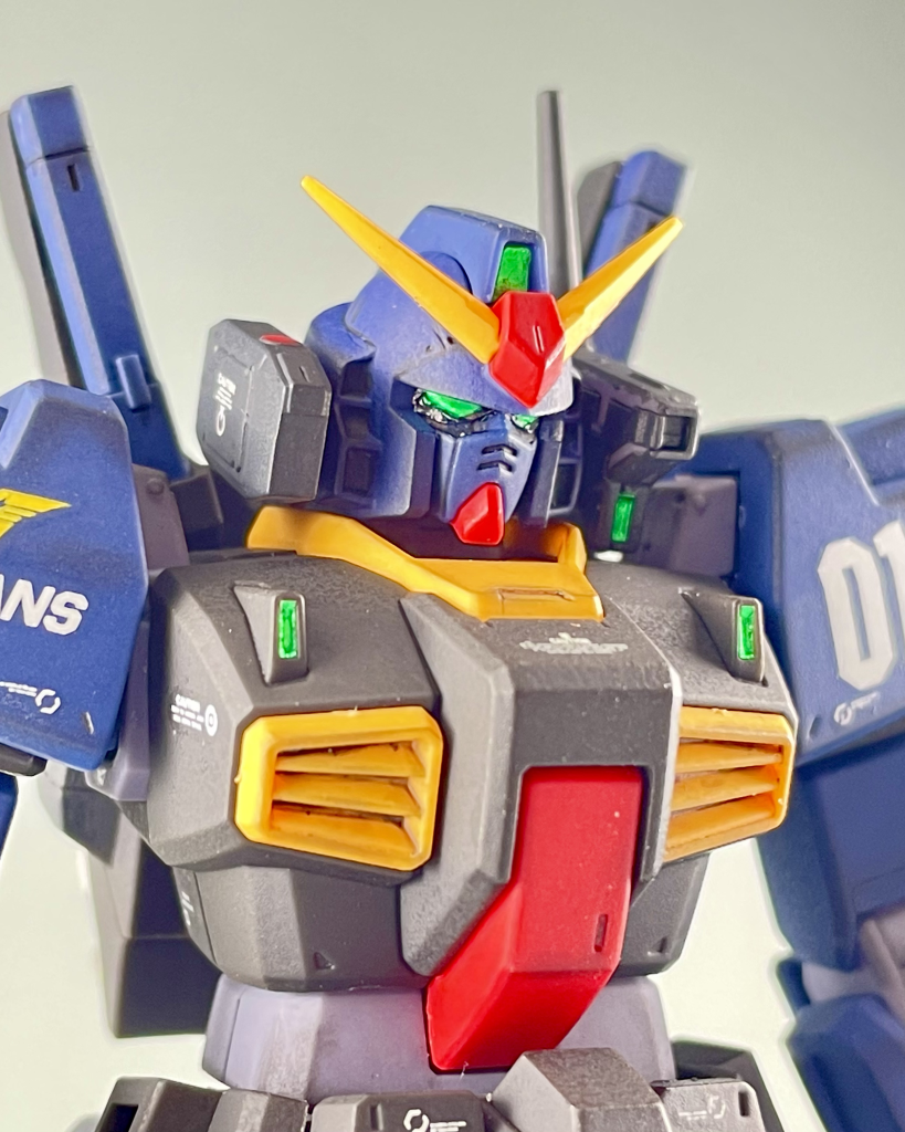 カメラアイ、バルカンポッド&胸部センサーは付属のシールを使用。カメラアイのシールは貼り方が難しく、皴になりやすいので塗装した方がよかったかも。