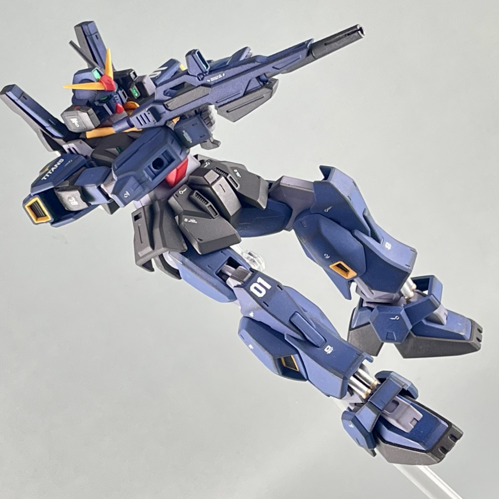 関節の可動範囲が広いのでビームライフル両手持ちも可能。