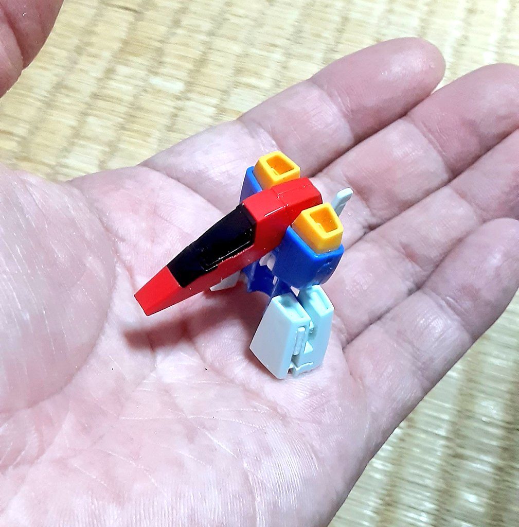 コアファイターの変型は左右のブースターの羽は回転式にしているので収容可能です。ブースターの伸縮はキットのままにしており、コックピットと尾翼は可動式にしてあります。