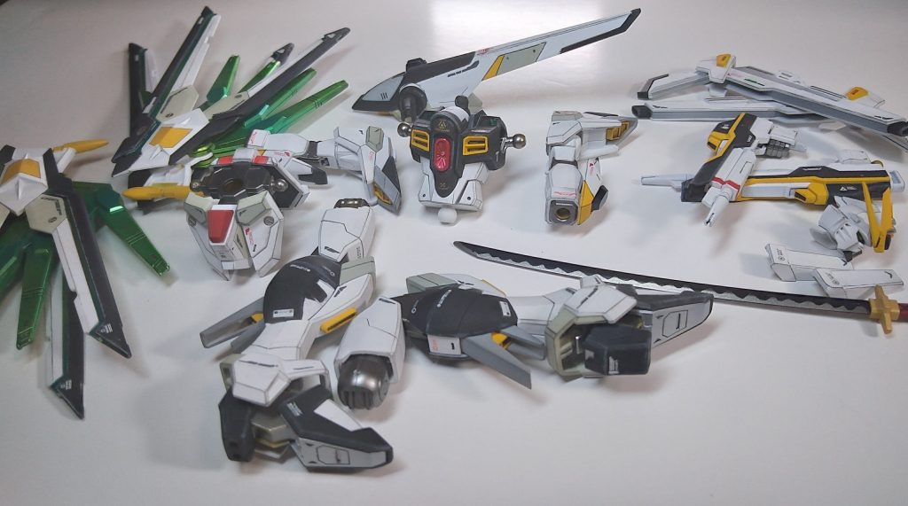 そんなこんなでこの画像の時点で6/10日。このあと足などの塗装漏れを何か所かリタッチして組みました。二日前にSEEDの配信は始まってましたね。頑張って最終の土日は寝ずに40時間連続作業とかやったのですが、アマゾンなプライムさんの提示した期日に間に合わず。（勝手なセルフ期日）結果完成目前だしもうええわい！と最後のリタッチ作業のマスキングしながら配信見ちゃいました。闇に落ちろキラヤマト！ってセリフが流れてる最中、完成目前の寝不足でまだマスキングしてる僕が先に闇に落ちてましたね。  そんなこんなで完成