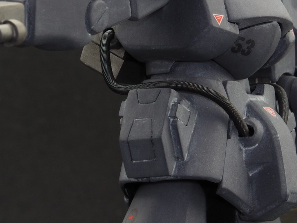 両腕・両腰にあるマガジンｈがプラ板でスクラッチしました。両腕部のマガジンにはネオジム磁石を使用していますが、両腰のマガジンはタミヤセメントで固定化させました。スプリング、フィンガーバルカン口部、モノアイ用プレート等のメタルパーツ類はHIQPARTSを使用。