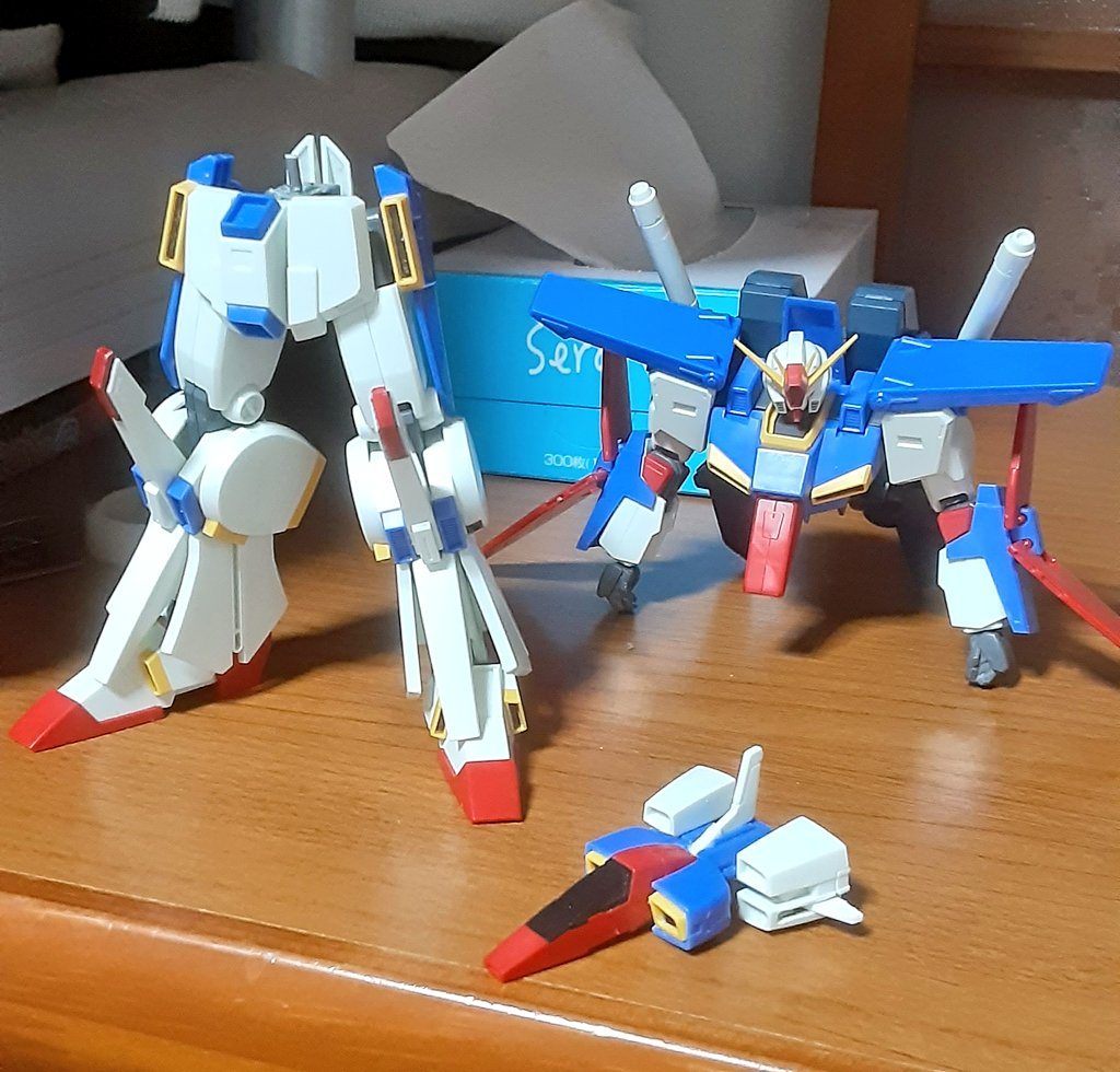 さらに下半身からコアファイターを取り外し、コアファイターに変形！