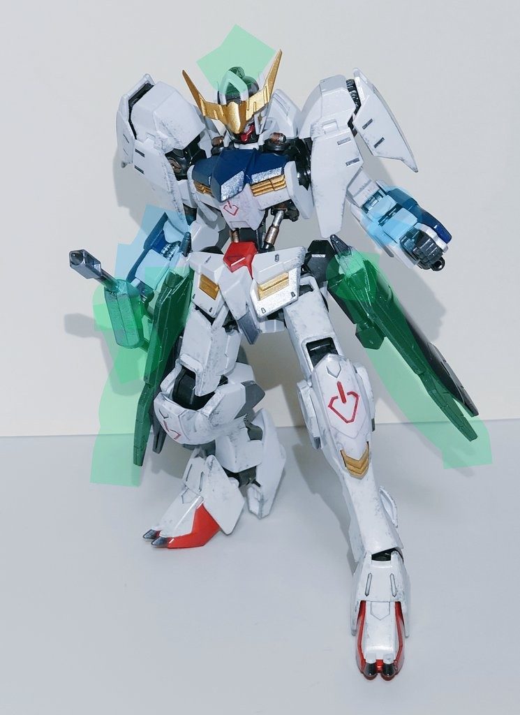 キットの良さ、と書きましたが正直パチ組みで100点取れるキットという訳ではなく、手を加えたくなるキット、という感じでした。ここからはほぼキットレビューです。まず、前述しましたが、上記の青い箇所にパーティングラインが割としっかり入ってます。また、緑の箇所(サイドアーマー、頭頂部、レンチメイス)に合わせ目が出ます。ただ、これらが基本的に平らな所にあるので、ちょっと手を入れただけでカッコよくなりそうだな…という気分になります。