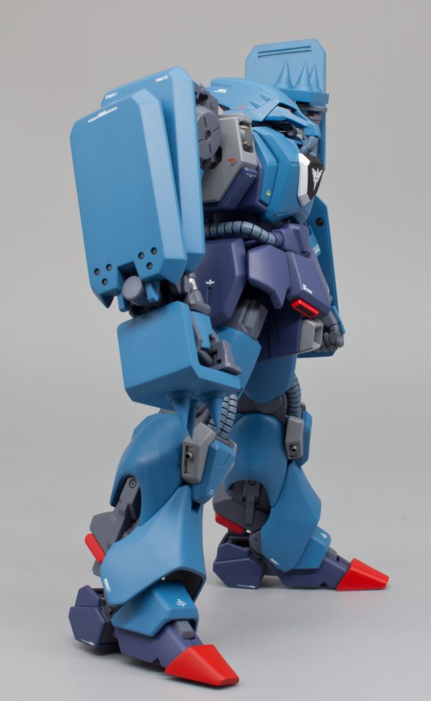 主な改修ポイントは以下の通り・スパイクをアルミパーツに置き換え鋭くシャープに・シールド裏面の裏打ち&モールド追加・袖の白い部分のライン変更・フロントセンターアーマー下部の赤ダクト?を別パーツ化・脚部完全後ハメ化・その他細々アルミ、エッチング、プラパーツでディティールアップ