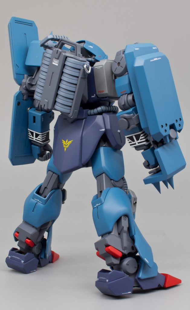 袖の白部分のライン変更はシール使えば超簡単なんですがそこはやはり。。また、シールドの裏打ちはプラ版2枚重ねで再現しました