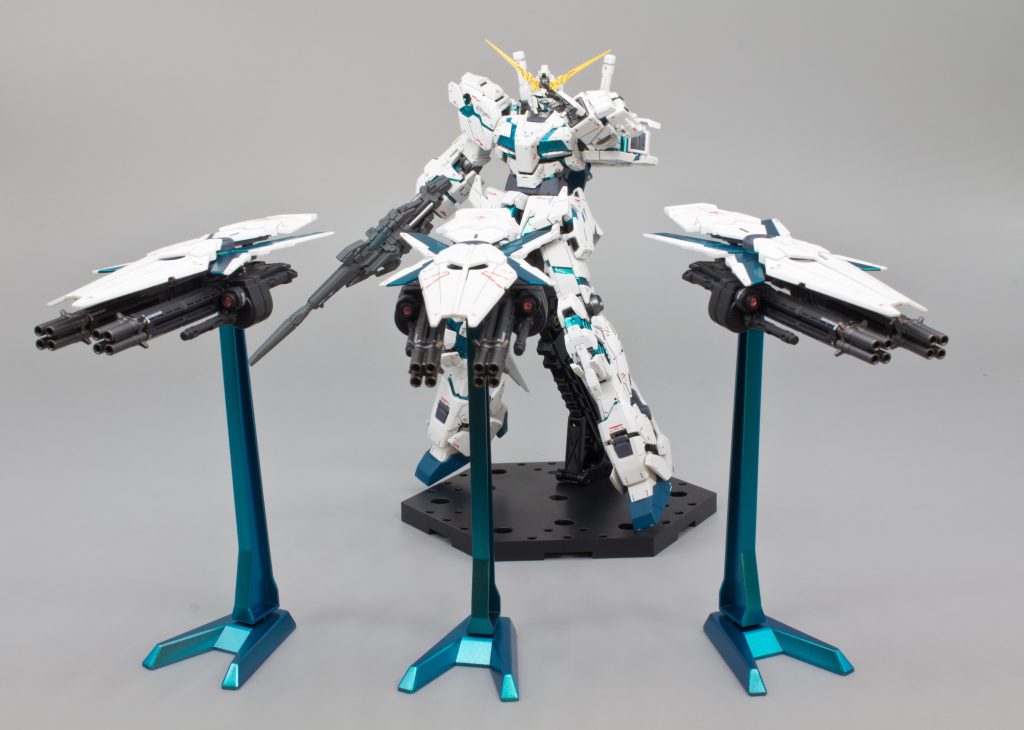 スタンドはHGフルコンから。。このスタンドと3つ連結した状態で飾れるスタンド。。。一般販売分にも付けて欲しかった😆このキット唯一の不満です😅今は何でかMGのZ( Ver.Ka)作ってたりします(笑)