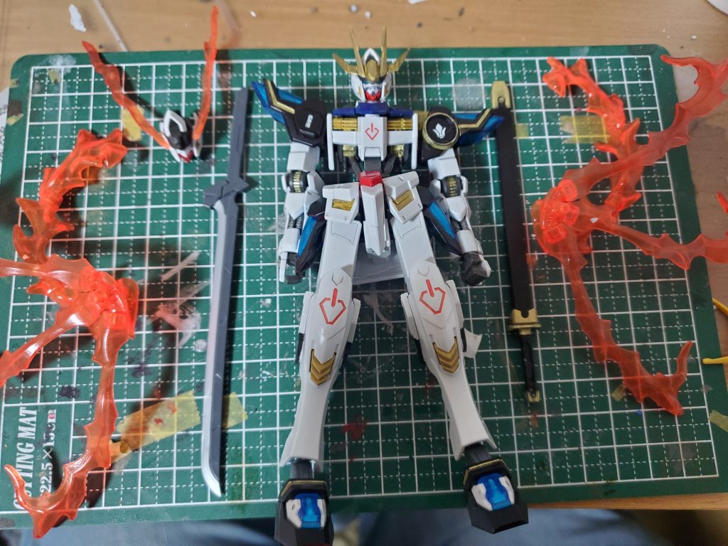 ・肩の稼働が狭く、腕を動かすと外れることがある・製作中に塗料が剥がれた部分があると課題も残る結果になったが個人的にはかっこよくできて満足でした