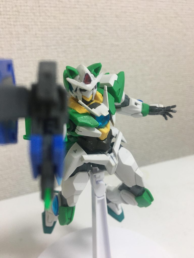 額のクリアパーツはダブルオーコマンドクアンタの余剰パーツから付けました。