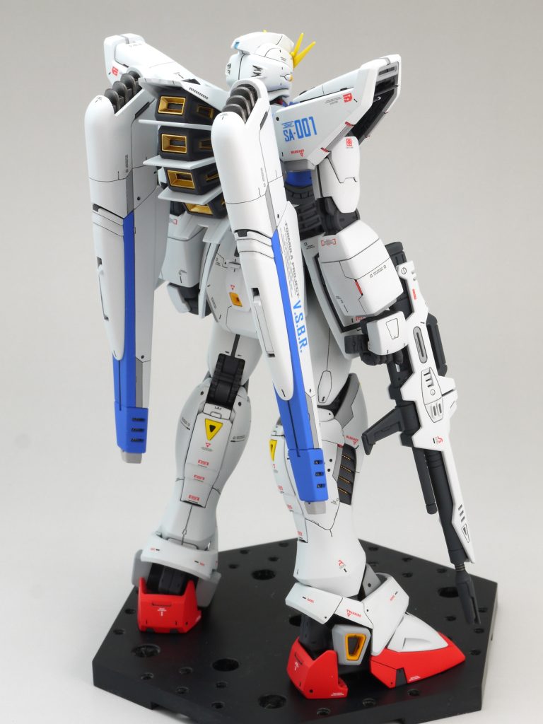 本体は出来がよいので、改修したのは・マスクのシャープ化/小型化・脚の延長のみです。バックパックのクリアーパーツは活かしてあるので、LEDを組み込めば光らせることも可能です。