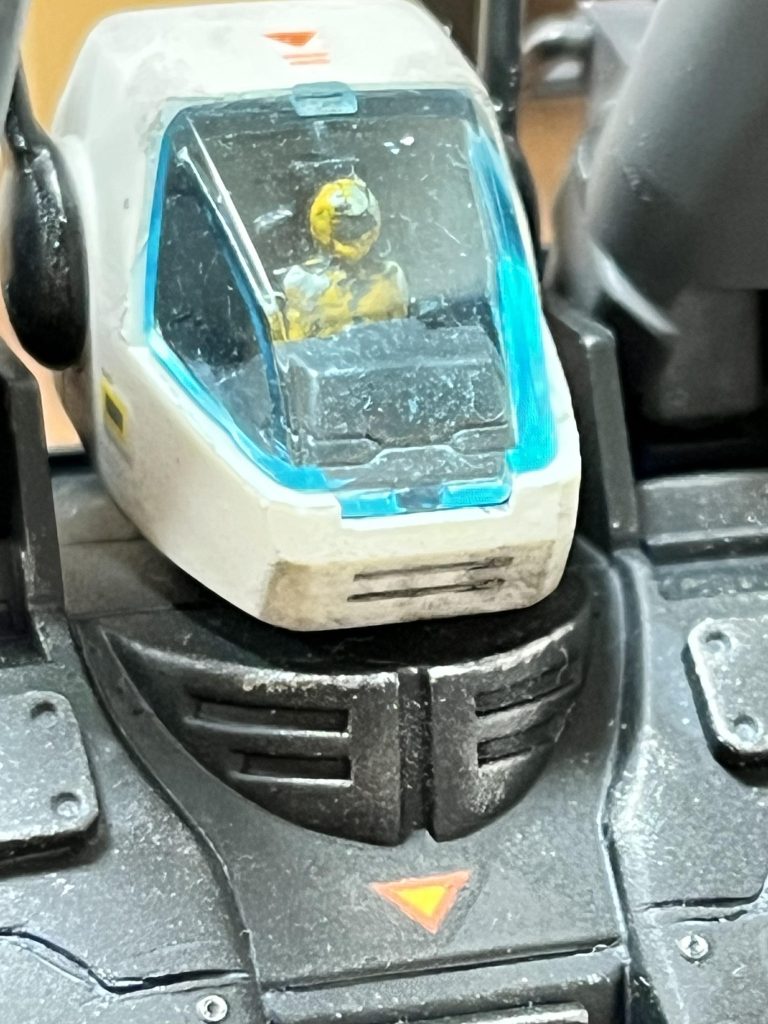 元々あったコックピットの人間は削り落としてビルダーズパーツHD MSフィギュア 1/144の人形を色を塗って座らせてます(老眼には厳しい！)