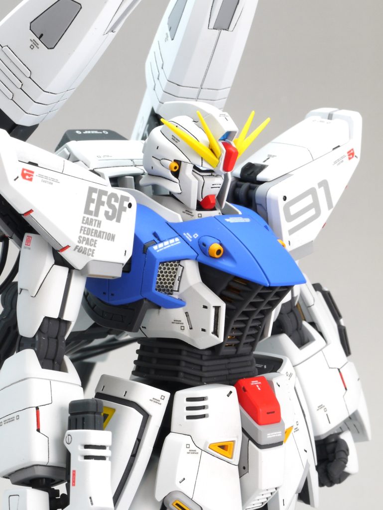 キットの顔はオープン状態を成立させるために、マスクが前に出過ぎていると思います。マスクとアゴを削り込んで小型化し、位置を少し奥・上に移動して接着しました。ツインアイはラピーテープです。これでちょっとフテくされたギョロ目の馬面が、キリッとした小顔のイケメンになったと思います。