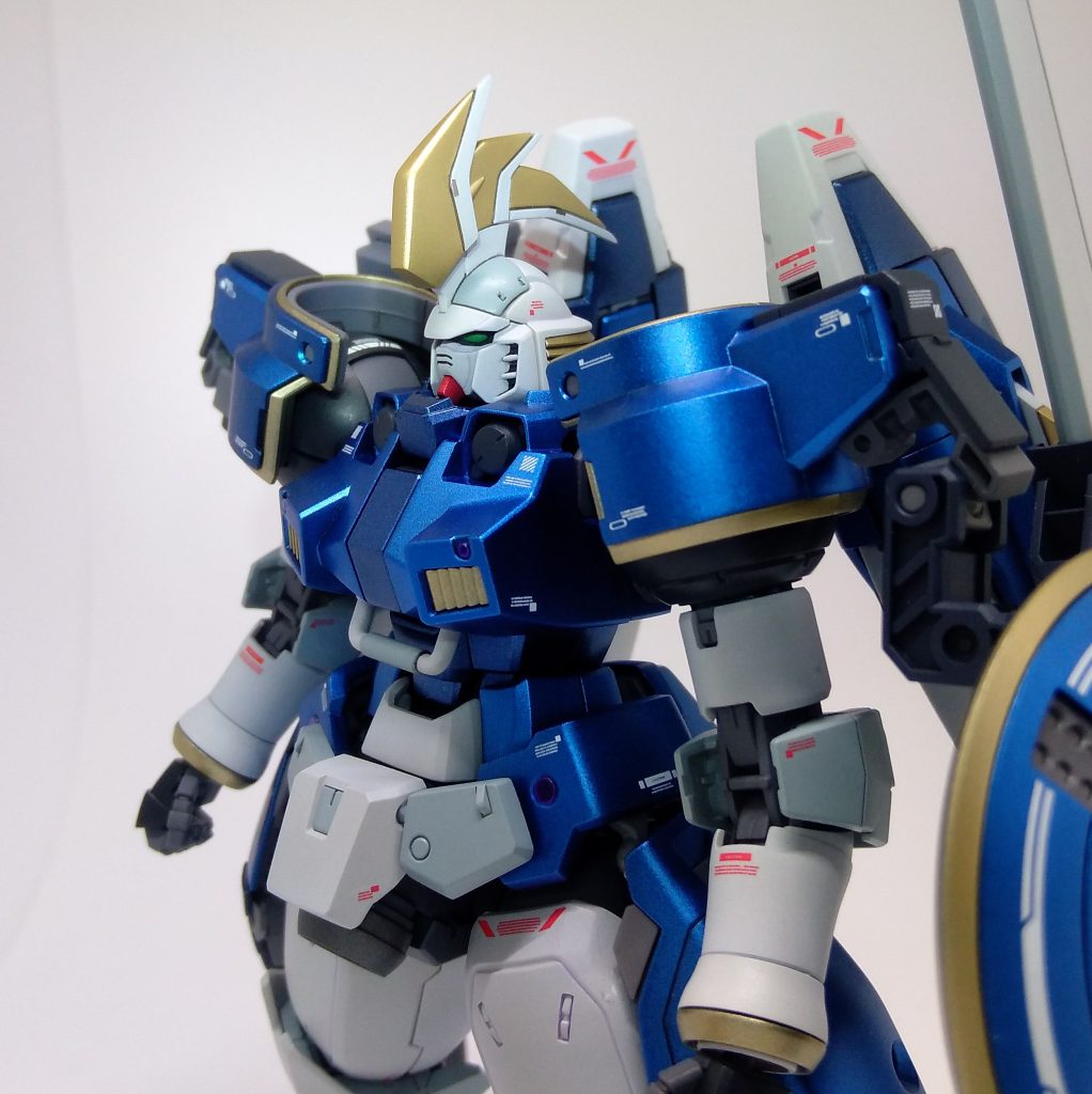 トレーズ閣下がエピオンつくったのだったら、トールギスもガンダムに換装されてたかも・・・ということでガンダムフェイスとコンバチにしました。1/100サンドロックカスタムのものを使用、顎はメタリックレッドを塗っています。