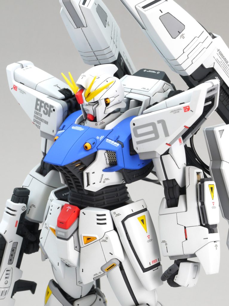 ディテールはモデグラ作例を参考に入れてみましたが、至らない箇所は多々あります。胸のダクトにはパンチングメタルを入れています。これは同時に掲載されていたF90のマネです。肩のデカールは大好きなEFSFロゴと、ハイキューパーツのナンバーで大人しくしてみました。赤い「F」「91」はあまり好きでは無いので。ハンドパーツはキットのモノですが、親指がまっすぐ伸びているのが気になったので、一度カットして軽く曲げさせました。