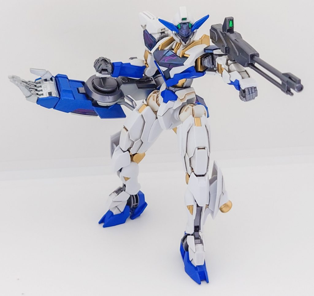 左腕のビームライフルで攻撃する状態!