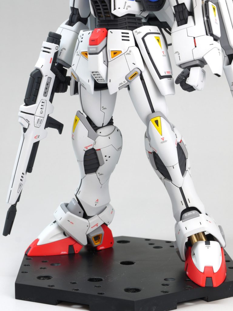 脚はふとももの付け根に2mmのスペーサーを入れて延長しました。干渉する内側は削ってあります。こちらもディテールはモデグラ作例を真似しています。ふくらはぎの円形のスジ彫りは難しいので回避して、ブチ穴にしています。(HJのNAOKIさん作例のマネです)