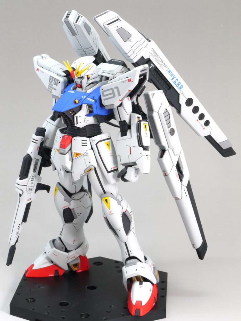 ツイン・ヴェスバーはウィングのように見せたかったため、上側は逆向きに取り付けています。回転させれば、キットの通りになります。そのままでも自立しますが、念の為スリッパにおもりを入れてあります。あまり重くないので、気休め程度ですが。