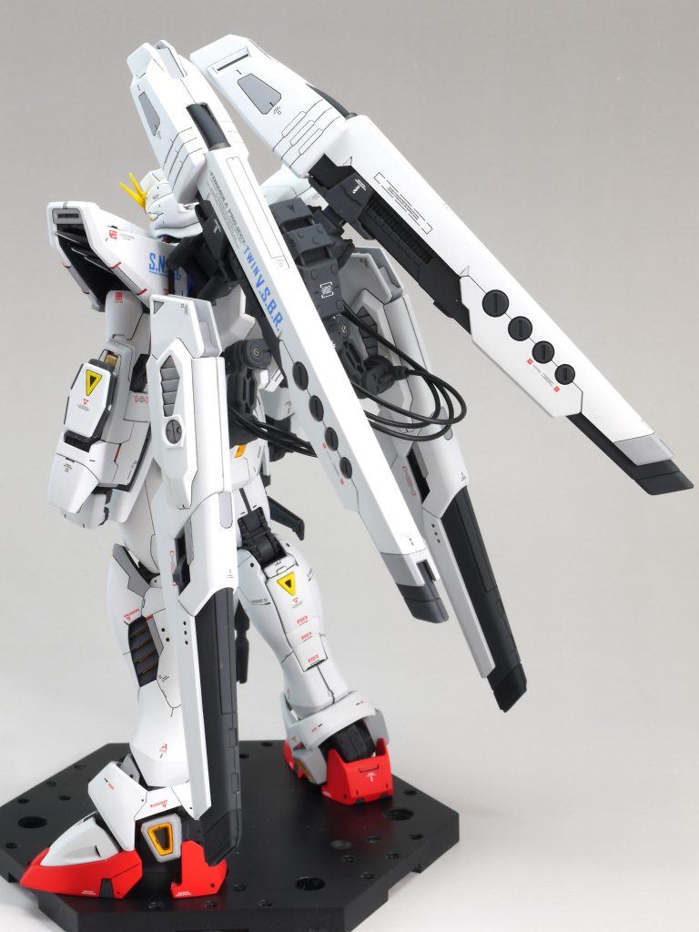 ツインヴェスバーの基部は全てフレーム色で味気なかったので、一部カラーリングを変えてみました。