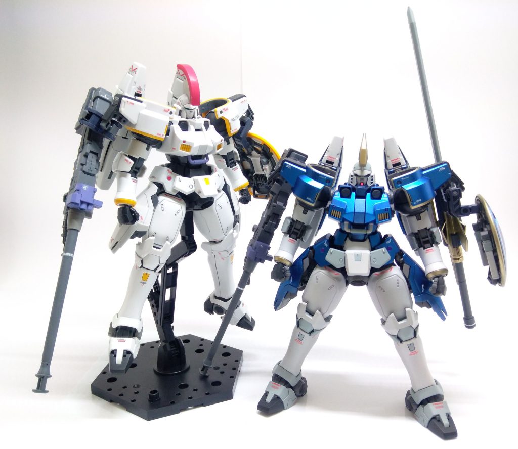 発売直後に組んでいたEW版トールギスと。トールギスⅠが改修されてⅡになったことを意識して、デカールの形や配置を極力同じようにしました。しかし組んでる最中に踵と左腰装甲の軸受け部がひび割れ破損・・・ABSはキライ。