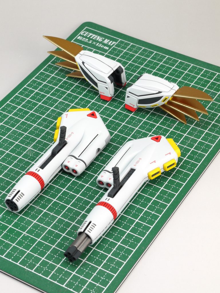 バックキャノンはあまりカッコいいと思えないのは私だけでしょうか?ストレートに組みましたが、本体には1度も取り付けていません。組み換えが大変ですし…。それでも肩フィンのゲート処理や、キャノン砲身の合わせ目消しなど、丁寧に工作したつもりです。