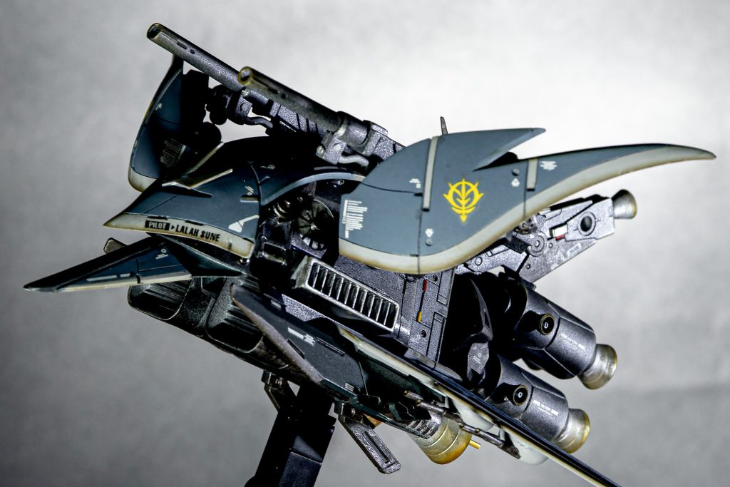 両翼はボディをカットし、30MMのパーツを使い可動式にしています。