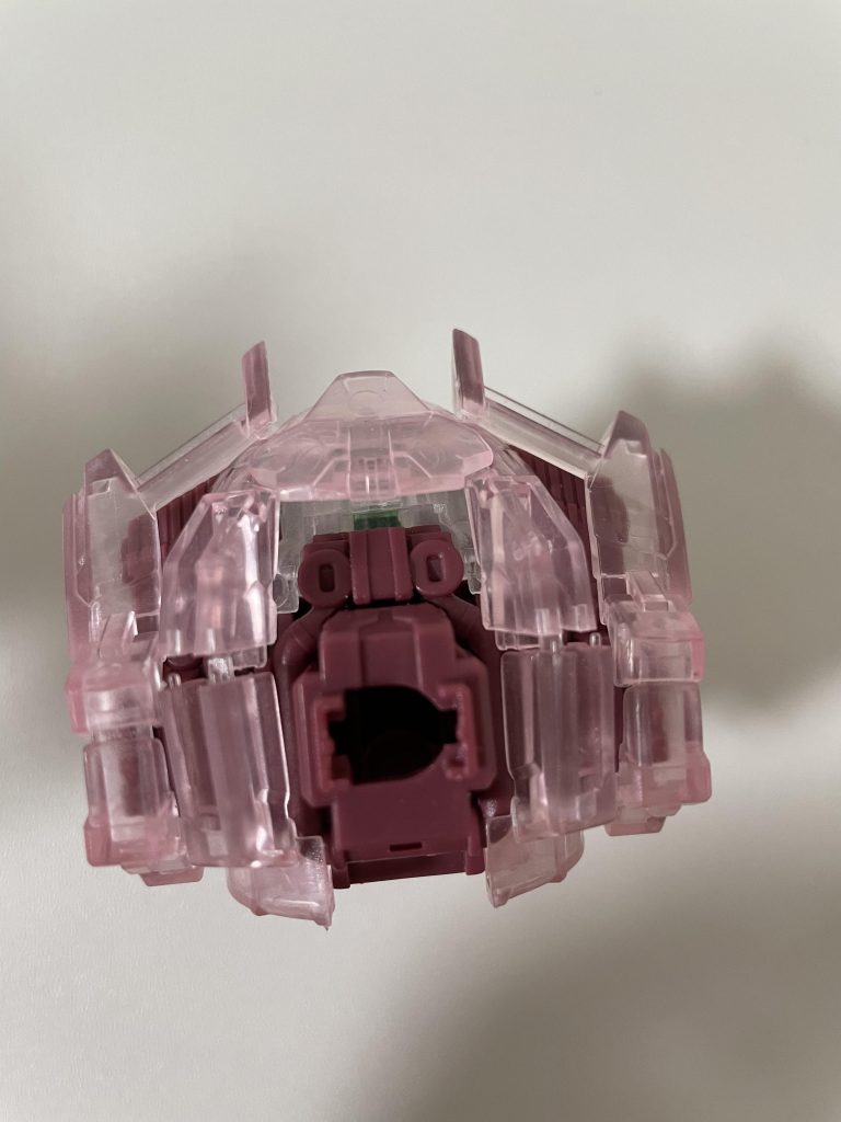 組み立て途中で、この箇所だけハマりませんでした……。外装は2個ありましたが、破損が怖いのでハメるのを断念。総評としては、ガシャポンとしては良キット。妥協は必要ですが。ただし、クリアバージョンだけだとイマイチ。やはり、内部バージョンとニコイチ。HGの説明書より難しく、いつもの説明書のありがたみを感じました。