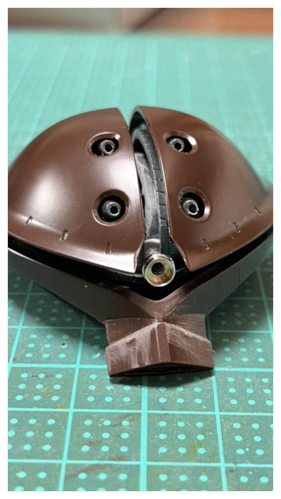 LEDの電線を通すためにノコギリで切込みを十字に入れました