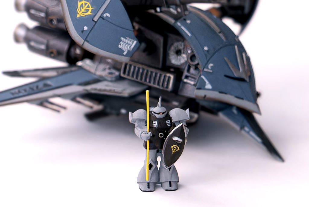 付属のゲルググは手持ちの塗料で量産型ゲルググ風に筆塗り塗装。