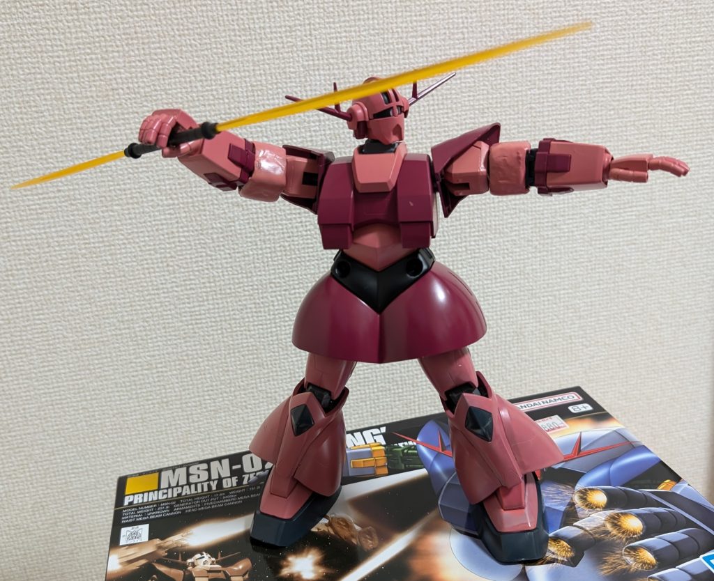 ゲルググのビームサーベルも装備。