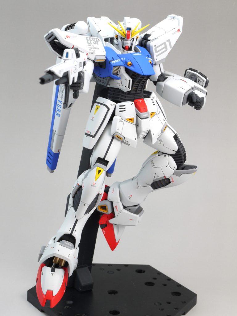 このキットはよく動きます。キット付属のベースはゲート処理だけで、トップコートはしていません。アクションベースが不要なのはお得ですね。初代MGのラフレシアベースが欲しかったのですが、安価で入手出来ませんでした。シールド基部や足首のシリンダーはシルバーとゴールドで塗り分けてあります。