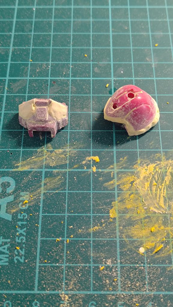 頭部と胸部の改造。頭部の縁と胸部のダクトをパテで成形しました。