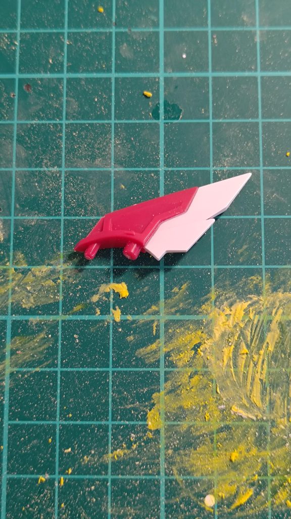 トサカの改造。トサカの先端に生えてる角をニッパーでカット。