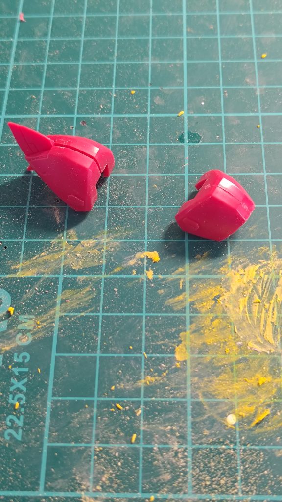 肩の改造。肩の出っ張っている部分をエッチングソーでカットしています。