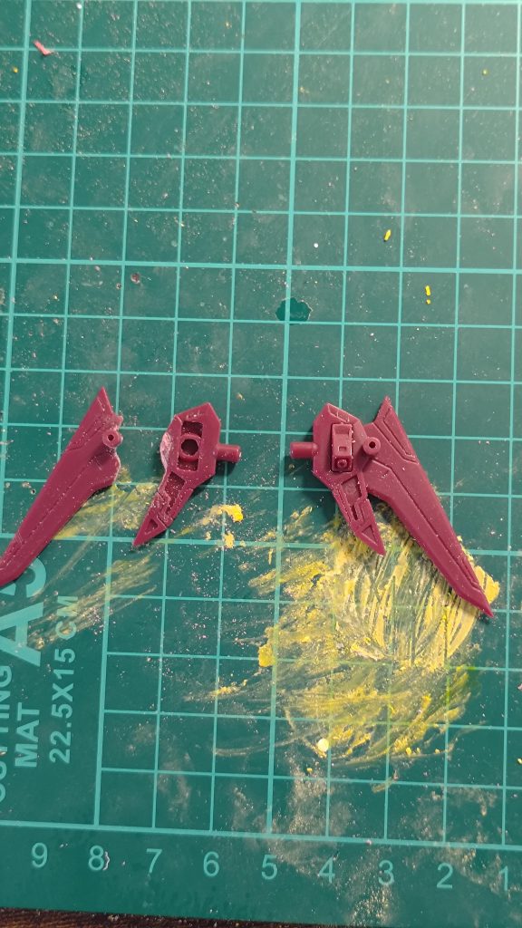 バックパックの改造。バックパックが2枚になるようにエッチングソーでカットし、