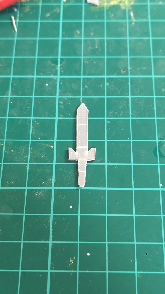 最後にプラ板で刀っぽい形を適当にパチパチ切り出して重斬刀を作りました。