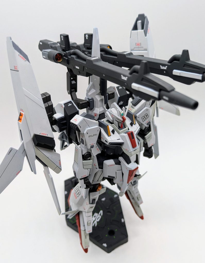 やはり背中の装備が重すぎて自立できなかったので台座は必須となっています