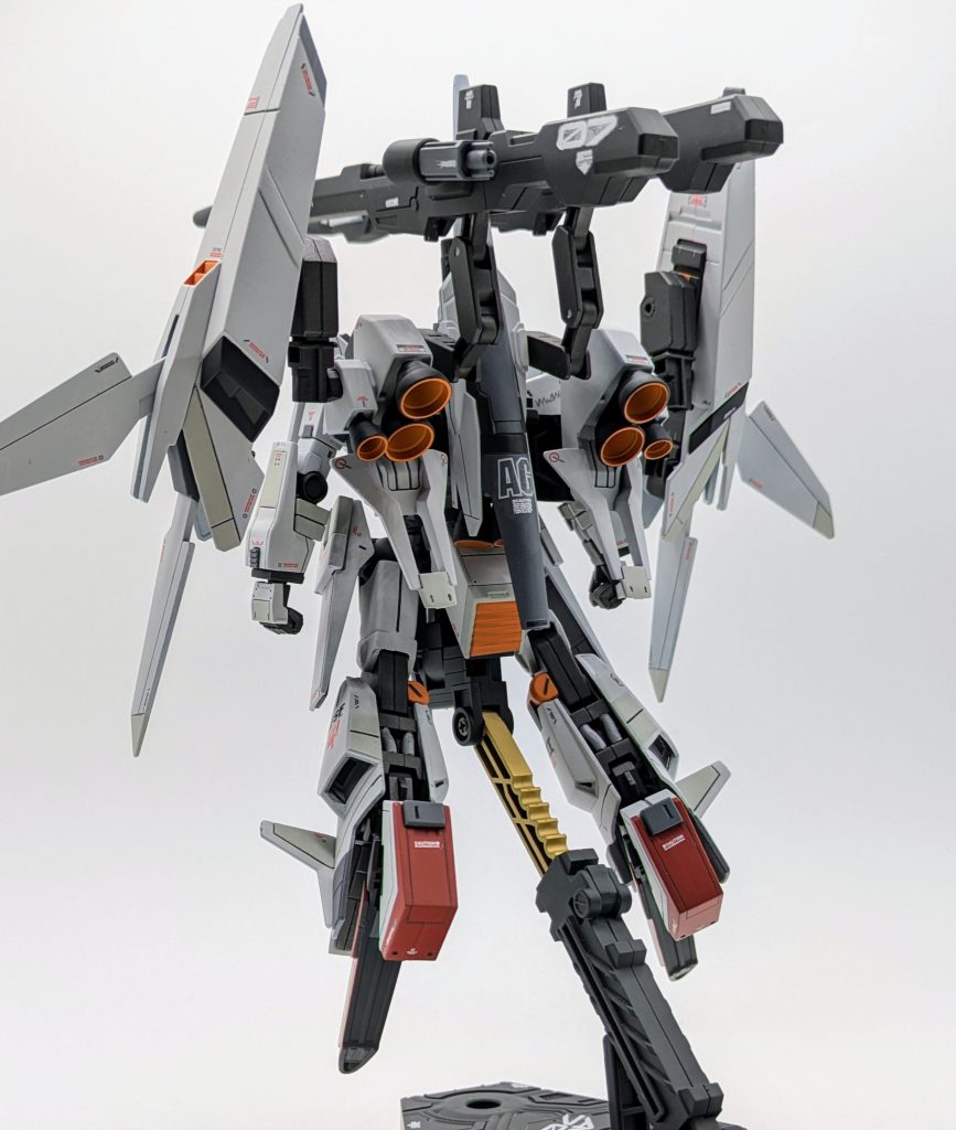 後部は大きな改造はしていませんがスジボリラインに合わせ色分けし別パーツっぽく見せています