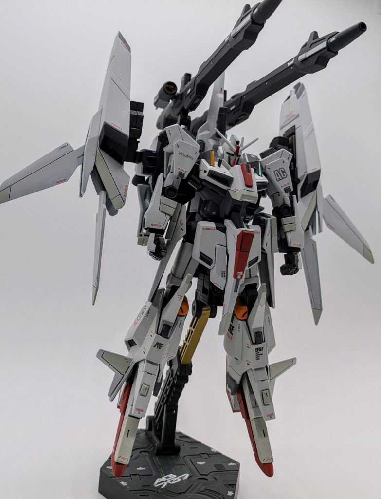 テスト機設定なのでファーストロッドカラーっぽく塗ってみました。またGディフェンサーを装着したら思いの外大きかったので肩パーツやスリッパ部をスクラッチして大型化してます