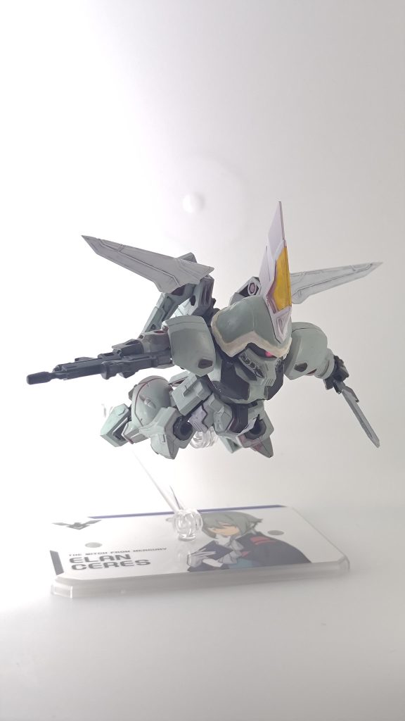 突進ポーズ。バックパックはウイングを展開できます。