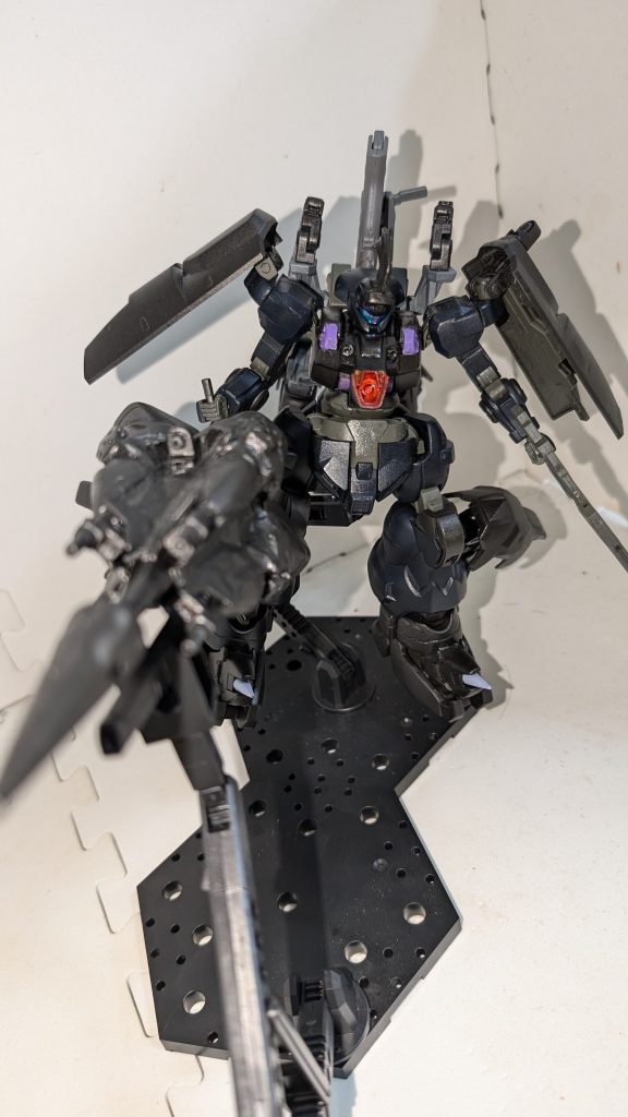 銃槍型多目的武装プラットフォーム『ロンギヌス』某モンスターをハントするゲームの武器『ガンランス』を参考に制作された重量級の多目的武装。実弾銃4門、打撃時に使用するビームラム4基、ビームマグナムならば5発分に相当するマガジンを1発で潔く使い切る最大火力の必殺技『竜撃砲』用の銃身1門から構成されている。本体にスラスターが内蔵されており、ランスとしての突進攻撃は当然の事ながらメイスのように鈍器としての運用も可能。