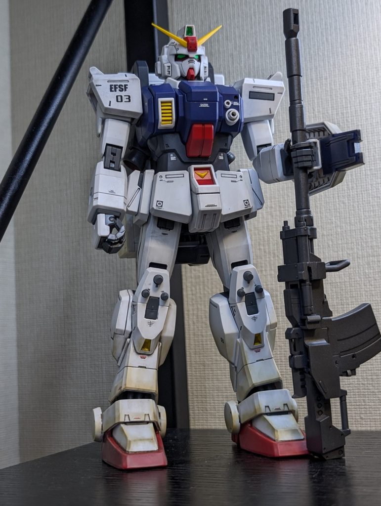 現行機のスタイリッシュ、ゴテゴテ機体もカッコいいですけど、このどっしりとした体格、シンプルなデザインがたまらなく好きです綺麗すぎず汚すぎずが好きなので機体の汚しは膝から下くらいまでしかやってません他の方から見たらチグハグに見えるでしょうか......?自分的には大満足です(´ω`)