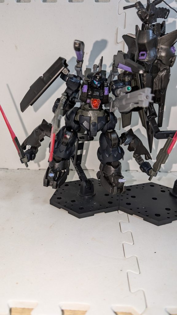 アサルトモード背部のビームキャノンを前方に向けて、両脚部のバインダーからサブアームを展開した強襲形態。なお、このアサルトモードが基本形態となっている。ロンギヌスを使用する際は、ビームキャノンを後ろに向けて格闘特化の『アクティブモード』に切り替える必要がある。アクティブモード時のサブアームは、主にランスの柄を掴んで支えながら突進攻撃の構えをとる際に使用される。