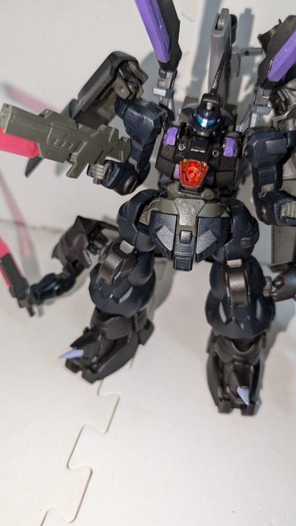 メガ粒子砲『ディアボロブラスター』本機体の最大火力である『竜撃砲』に次ぐ火力のメガ粒子砲。発射時に胴体が無防備になる欠点はあれど絶大な破壊力を有する。