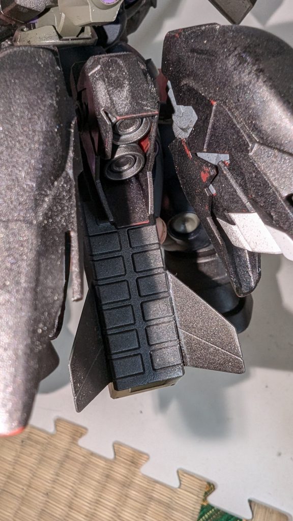 アサルトブースターミサイルポッドとシナンジュのバックパックブースターを組み合わせたオプション装備。いつでもパージできる為、基本的に装備したまま出撃する事が多い。オプション装備なのに…………