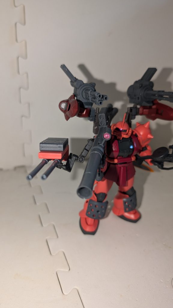 2連装榴弾砲肩に繋がったアームによりフレキシブルに可動しつつ広い射角をとれる。