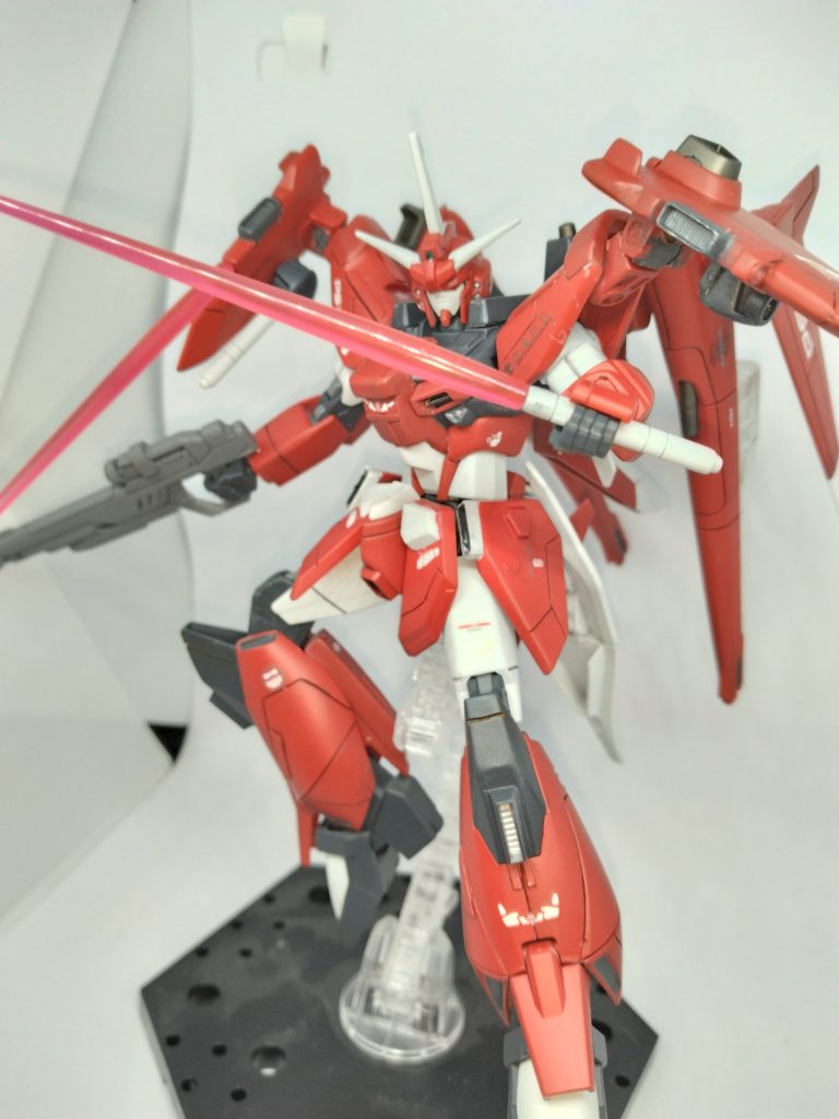 シールドは腰に装着できます。サーベルはルブリスの物を使用しました。