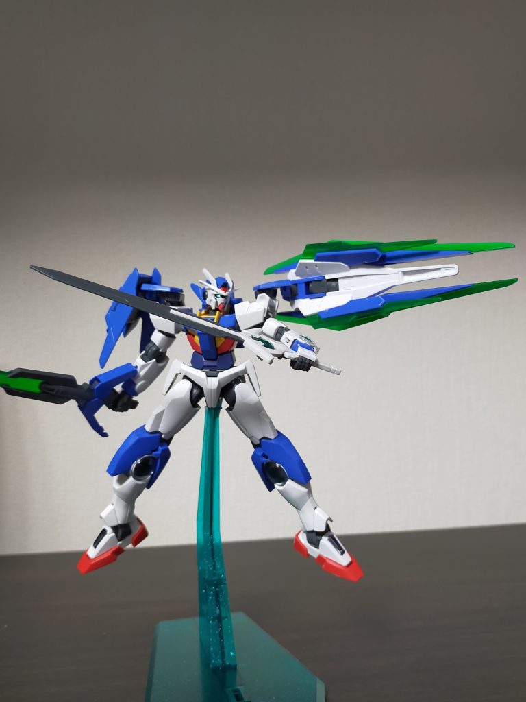 武装は、GNソードV、GNダイバーソード、GNシールド(ビームガン)、GNソードビットA、B、C×2と、ダブルオー系統のものが多い。