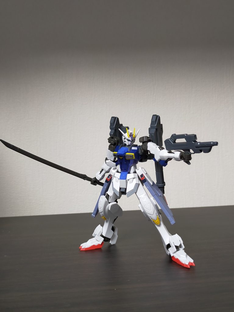 オルタナティブガンダムに敗れたスターライトリベルタスガンダムを、ガンダムアスタロン、アストラスガンダムのパーツで修復した姿。腕の動作の阻害を防ぐため、肩アーマーは外されている。