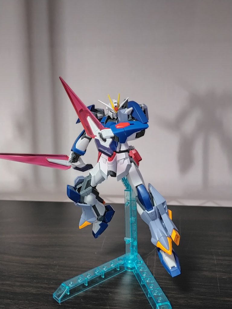 EMSーX00∞ アースガンダム本機は、アースガーデンが各国のガンダムに対抗するために独自開発した機体である。そのため、スラスターアーマーなど、オリジナルガンダムにはない独自の装備を持っている。